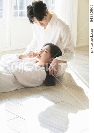 Lifestyle, man and woman, newlyweds Lifestyle, man and woman, newlyweds 64580962