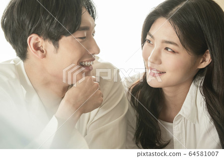 Lifestyle, man and woman, newlyweds 64581007