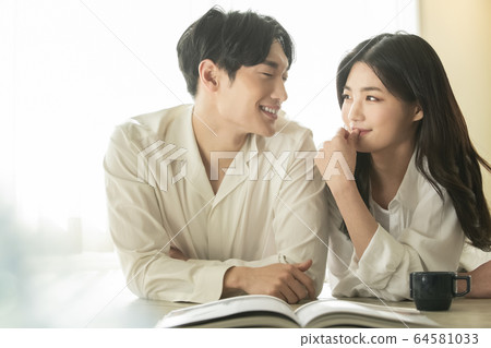 Lifestyle, man and woman, newlyweds 64581033