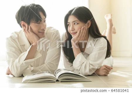 Lifestyle, man and woman, newlyweds Lifestyle, man and woman, newlyweds 64581041