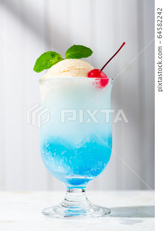 Summer cream soda 64582242