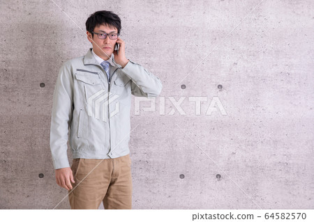 男人在工作 64582570