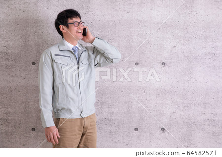 男人在工作 64582571