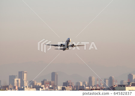 噴氣式客機起飛與大阪伊丹機場的街道 噴氣式客機起飛與大阪伊丹機場的街道 64582837