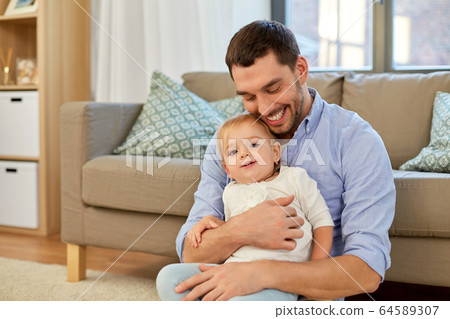 father with little baby daughter at home 64589307