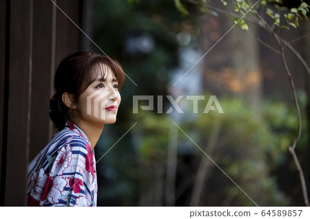 享受溫泉旅行的婦女 享受溫泉旅行的婦女 64589857