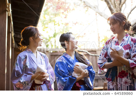 Women and friends enjoying a hot spring trip Women and friends enjoying a hot spring trip 64589860
