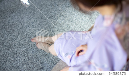 女人享受洗腳盆。 64589873