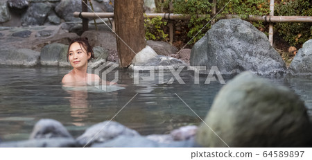 享受溫泉旅行的婦女 64589897