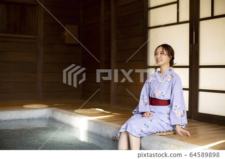 女人享受洗腳盆。 64589898