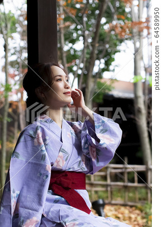 Woman enjoying a hot spring trip 64589950