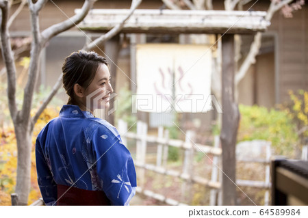 Woman enjoying a hot spring trip 64589984
