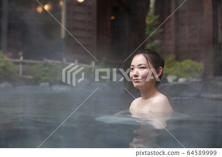 一個女人享受露天浴池 64589999