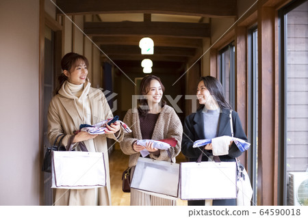 Women and friends enjoying a hot spring trip Women and friends enjoying a hot spring trip 64590018