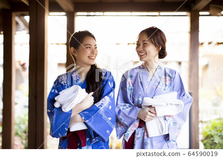 婦女和朋友享受溫泉之旅 婦女和朋友享受溫泉之旅 64590019