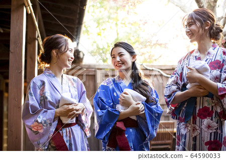 Women and friends enjoying a hot spring trip Women and friends enjoying a hot spring trip 64590033