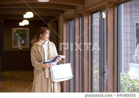 Woman enjoying a hot spring trip 64590038
