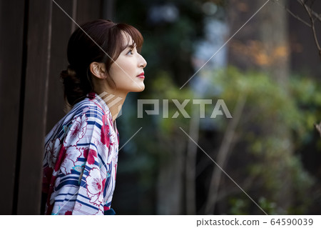 享受溫泉旅行的婦女 64590039