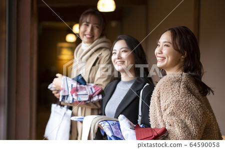 Women and friends enjoying a hot spring trip 64590058