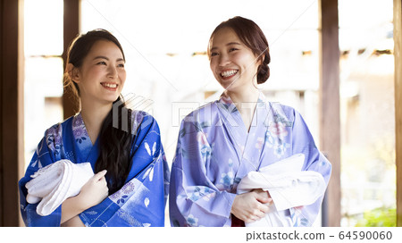 Women and friends enjoying a hot spring trip Women and friends enjoying a hot spring trip 64590060