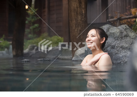 一個女人享受露天浴池 一個女人享受露天浴池 64590069