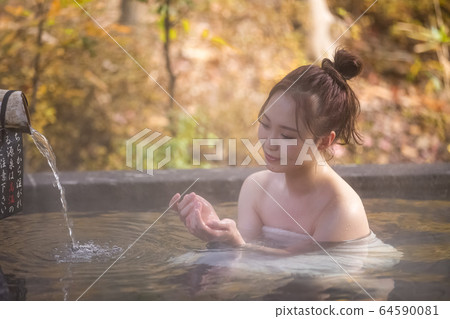 享受溫泉旅行的婦女 64590081