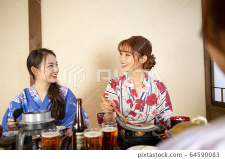 婦女和朋友享受溫泉之旅 64590083