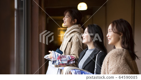 婦女和朋友享受溫泉之旅 婦女和朋友享受溫泉之旅 64590085