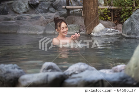 享受溫泉旅行的婦女 64590137