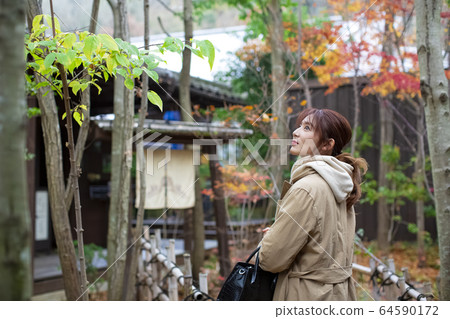 享受溫泉旅行的婦女 64590172