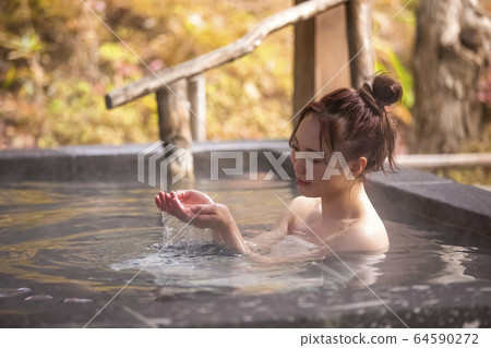 Woman enjoying a hot spring trip 64590272
