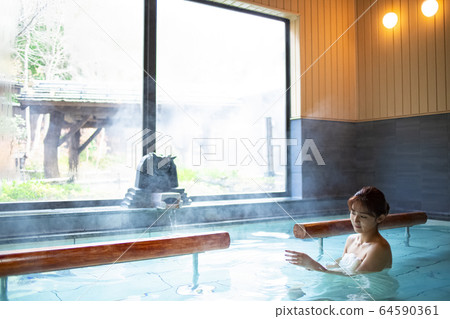 一個女人享受溫泉浴 64590361