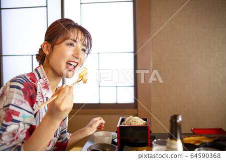 Woman enjoying a hot spring trip 64590368