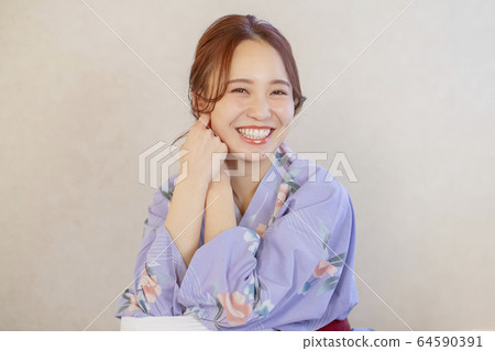 Woman enjoying a hot spring trip 64590391