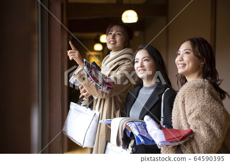 婦女和朋友享受溫泉之旅 婦女和朋友享受溫泉之旅 64590395