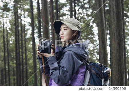 在山上拍照的女人 64590396