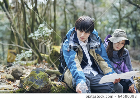 夫婦在攀爬時看著地圖 夫婦在攀爬時看著地圖 64590398