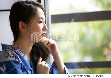 一個女人在一家旅館換衣服 一個女人在一家旅館換衣服 64590399