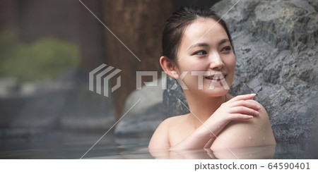 一個女人享受露天浴池 一個女人享受露天浴池 64590401
