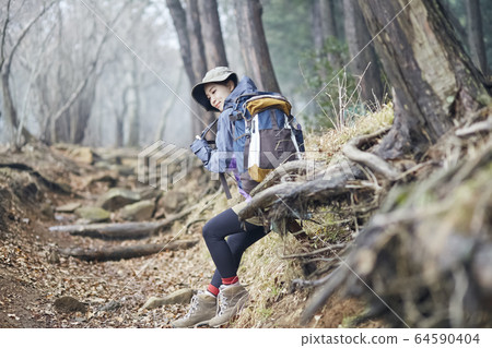 在山上休息的女人 在山上休息的女人 64590404