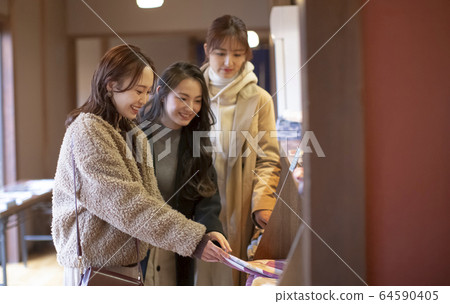 婦女和朋友享受溫泉之旅 婦女和朋友享受溫泉之旅 64590405