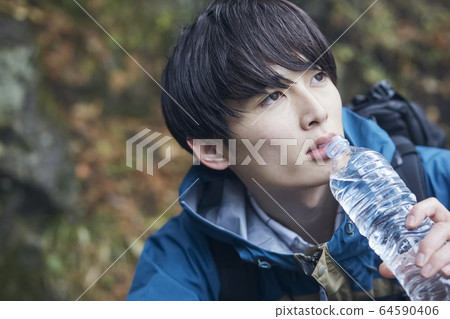 一個人在山上休息 一個人在山上休息 64590406