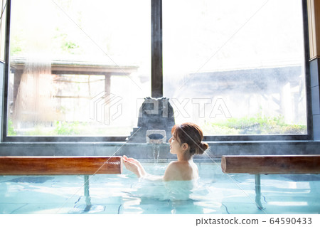 一個女人享受溫泉浴 64590433