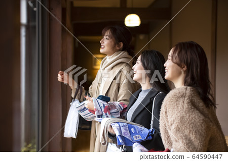 Women and friends enjoying a hot spring trip 64590447