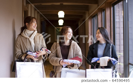 Women and friends enjoying a hot spring trip 64590495