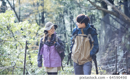 一對夫婦要爬 一對夫婦要爬 64590498