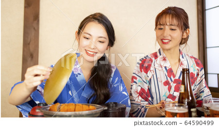 婦女和朋友享受溫泉之旅 婦女和朋友享受溫泉之旅 64590499