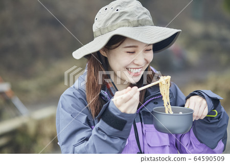 女人在山頂上吃 64590509