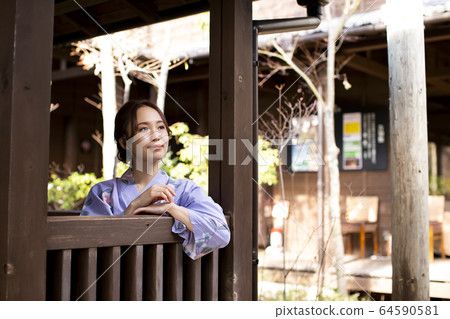 享受溫泉旅行的婦女 64590581