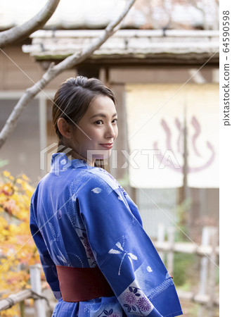 Woman enjoying a hot spring trip 64590598